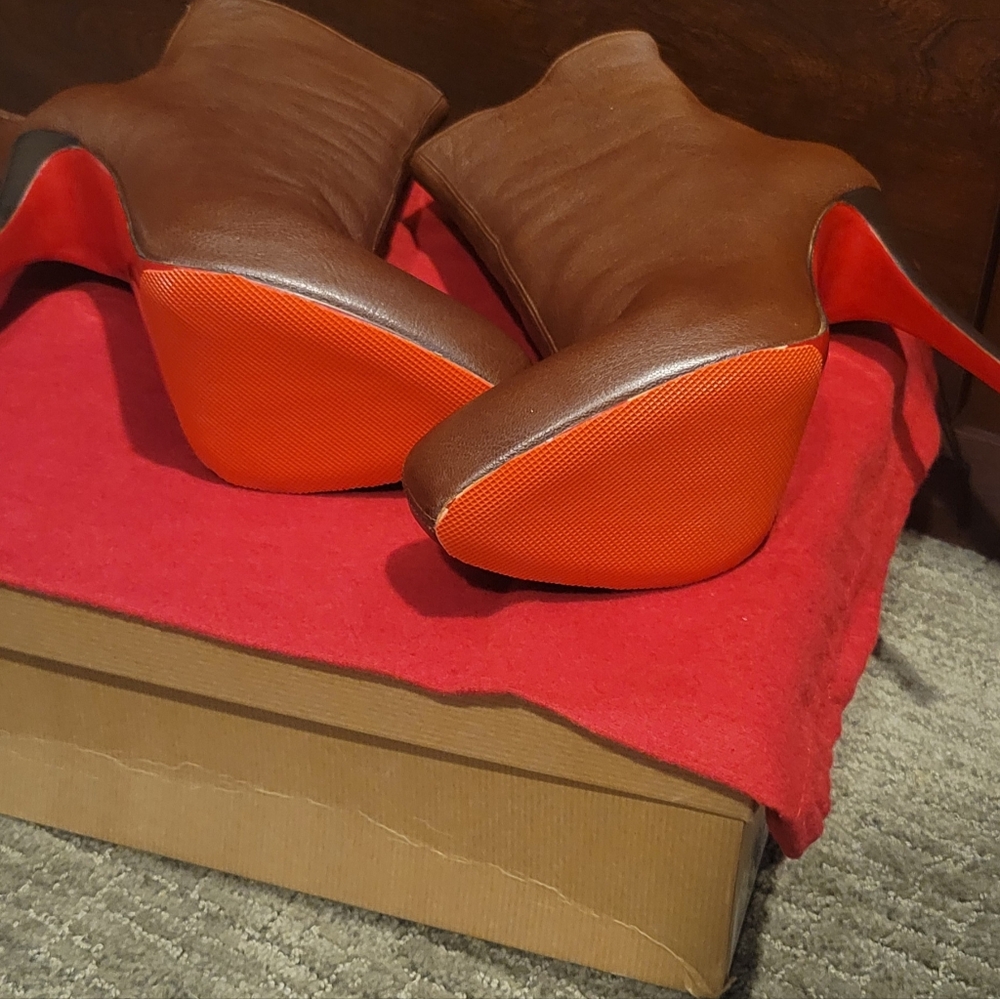 40.5 Christian Louboutin Brown Booties. - Picture 7 of 10